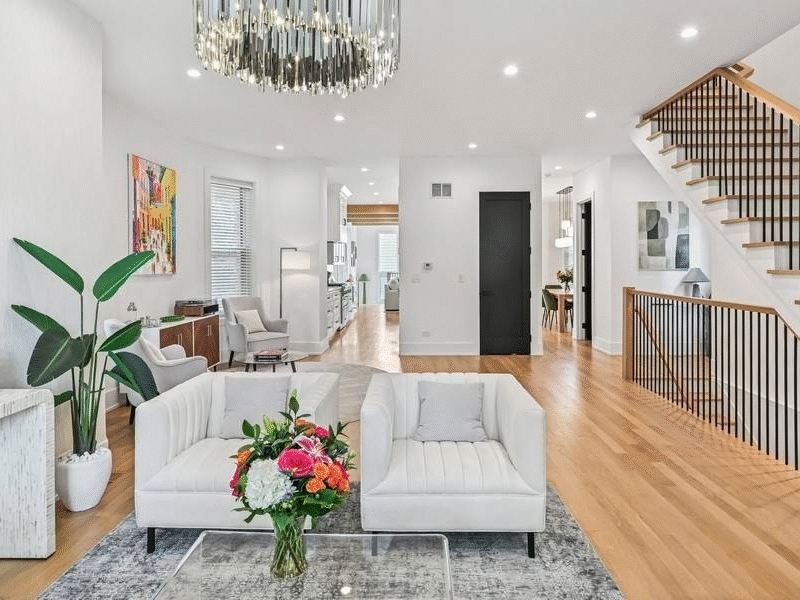 4 Beds 4 / 1 Baths