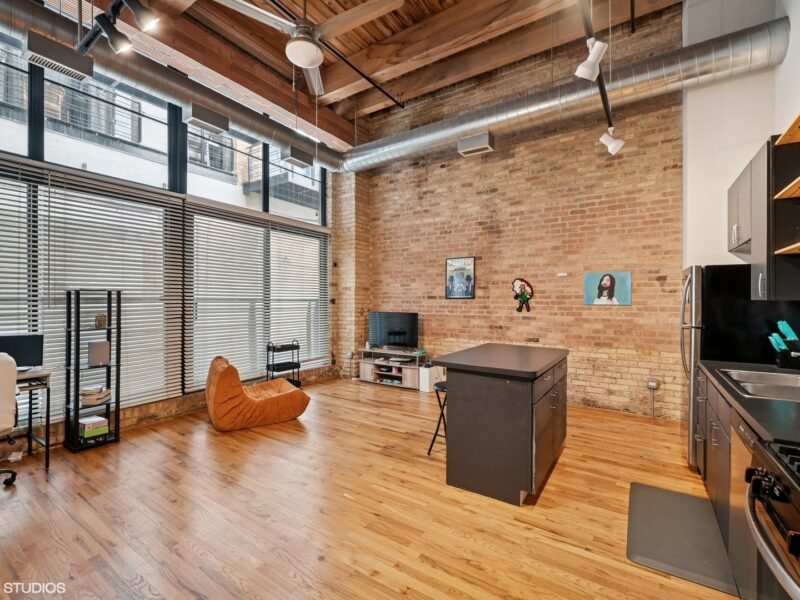 1 Beds 1 Baths