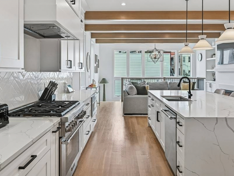 4 Beds 4 / 1 Baths