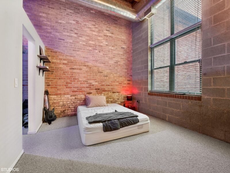1 Beds 1 Baths