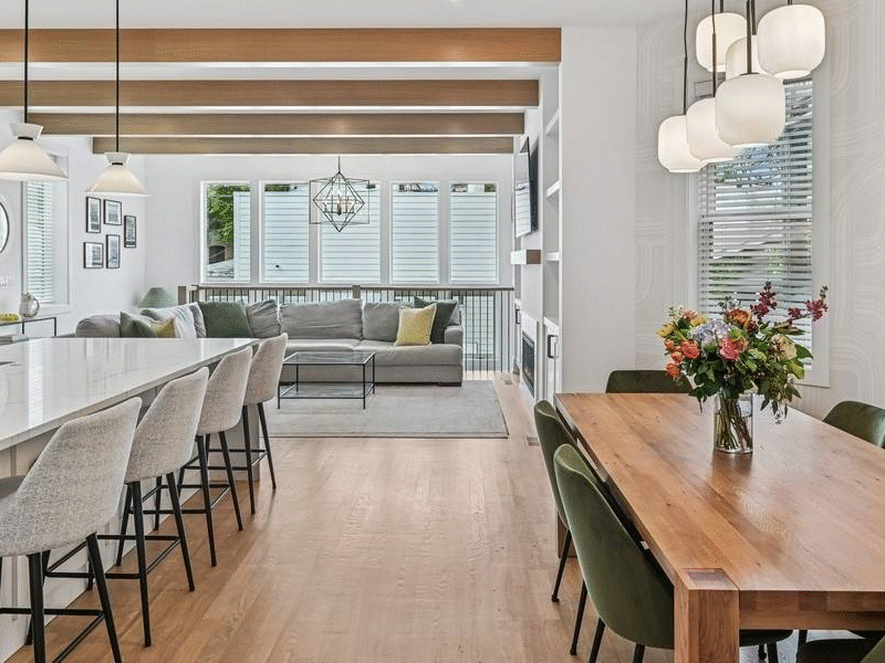 4 Beds 4 / 1 Baths