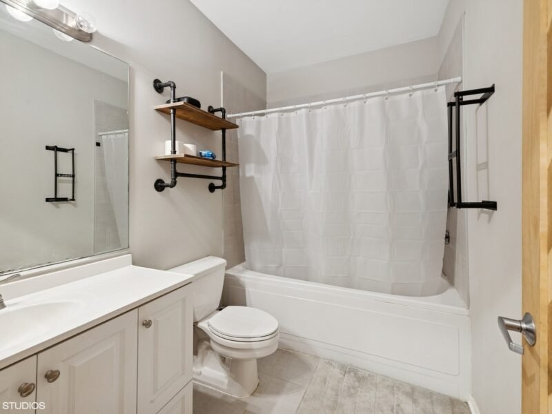 1 Beds 1 Baths